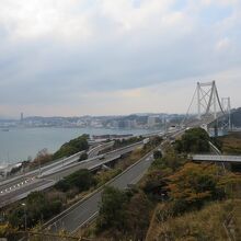 関門橋を行き来する車がよく見える駐車場からの景観です。