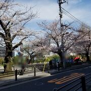 外濠に沿ってある細長い公園