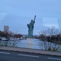 ホテルのすぐ近くの橋には自由の女神像があります