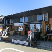 建物は横長です