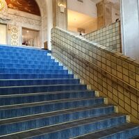 有名な本館の青い階段