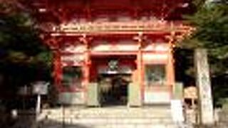 見事な楼門が迎えてくれます。