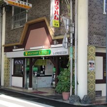 通りの角で営業中です