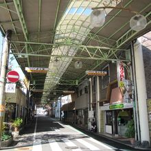 新地商店街内で判り易い