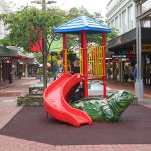 モールになった部分には遊具のほか…、