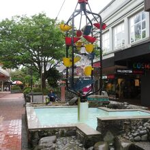 …バケット・ファウンテンも。水がかからぬようにご用心。
