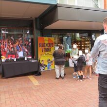 …ブラック・キャップスのサイン会（？）が開かれるようでした。