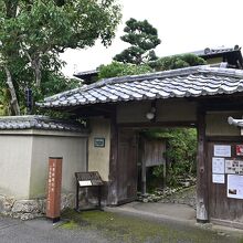 閑静な街にある