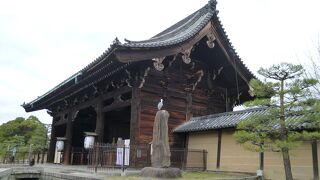 現在の南大門は三十三間堂にあった西門を明治28年に移築