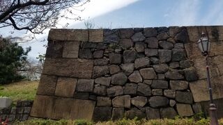 どっしりとした石垣は存在感を放つ