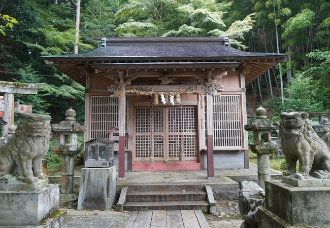 天拝山頂にある祠の下宮にあたる神社