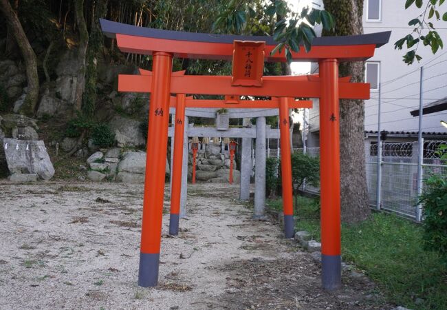 ちょっとばかりの赤い千本鳥居が目立つくらい