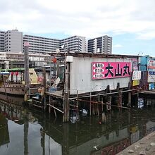 釣り船や屋台船が停泊しています