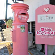 切符売り場横の「ピンクのポスト」は実際に使われています