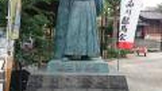 京浜急行立会川駅の駅前にあります