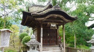 本殿と並んで国の重要文化財に指定された貴重な建物です