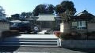 本堂の庇がベロのように長い