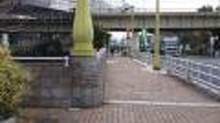 北十間川が、隅田川に合流する部分に架かっている橋