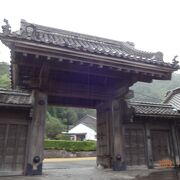 仙巌園に入場した場所からは、少し離れた場所に正門はありました。