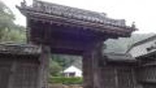 仙巌園に入場した場所からは、少し離れた場所に正門はありました。