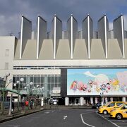 JR鬼太郎駅に隣接した建物で1階に観光案内所と鬼太郎コンビニがあり2階には妖怪倉庫があります。