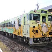 JR米子駅から境港駅を結ぶJR境港線を走るゲゲゲの鬼太郎のキャラクターがプリントされた列車です。