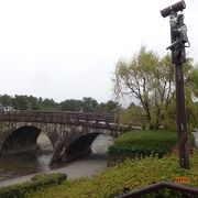 緑豊かで川辺にあり、歴史のある橋があります。