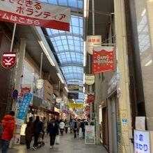 アーケードは多くの人でにぎわっています。