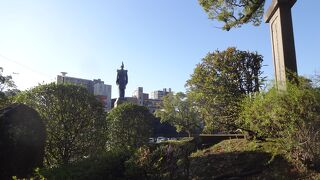 照国神社に隣接していて、よく手入れされている雰囲気でした。