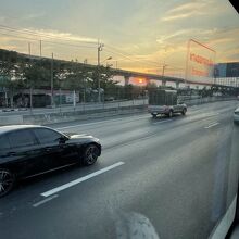 高速でドンムアン国際空港へ向かっている景色