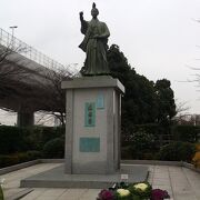 隅田川沿いに建つ立派な全身の銅像
