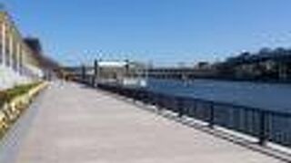 隅田川両岸に沿って整備された親水テラス