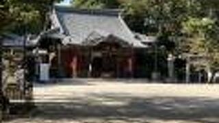 諏訪公園に隣接。