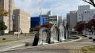 ショッピングモールや市立博物館なども隣接。