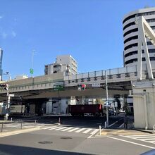 東方に向かうと汐路橋交差点、海岸通りを南方に向かいます。