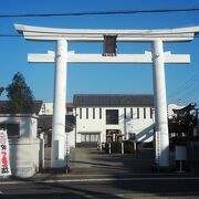 大きな白い鳥居が目を引く