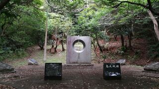 ひっそりとたたずむ