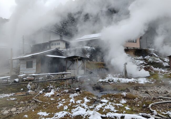 集落のあちこちから温泉がわき出す湯気が立ち上るわいた温泉の日帰り入浴施設