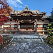 Very small and quiet temple, free admission and the ginkgo and twin dragon torii gates are wonderful!