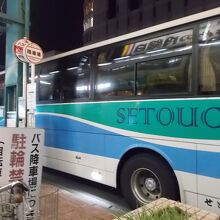 松山市駅前に到着したバス