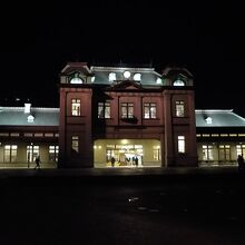 夜のJR門司港駅も素晴らしい景観です。