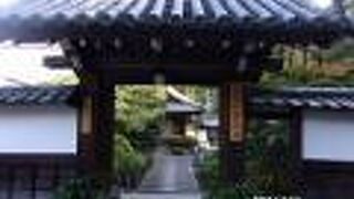 泉山七福神巡り番外である愛染明王が安置されています。