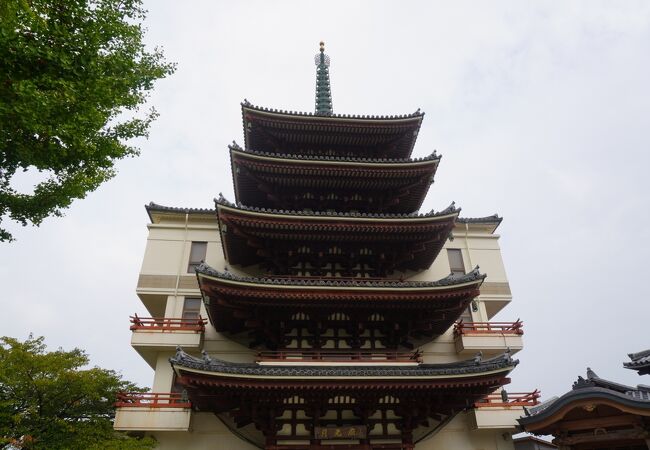 五重塔の半分が壁に貼り付けてあるというデザイン