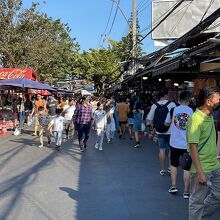 たくさんのお店があります。蚤の市のようです。