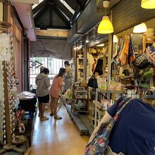 たくさんのお店があります。