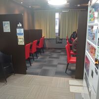 仕切られたデスクスペース。パソコンしたり東京での就活にも便利