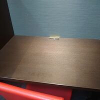 デスクはこうなっていてコンセント使用可能。