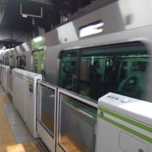 さすが東京の電車！車両数が長すぎる！