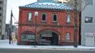 アーチが印象的な赤煉瓦建物。