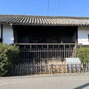 長屋門や築地塀を外から拝見。